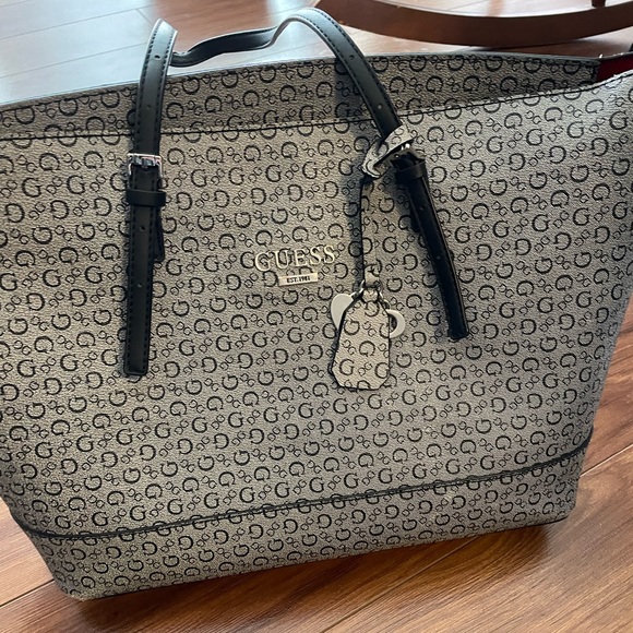 Guess purse - Picture 2 of 4